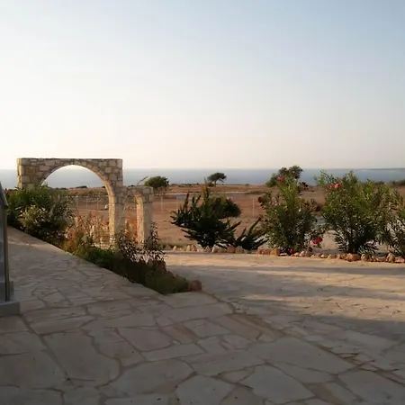 4 Bedroom At The Sea Case de vacanță Peyia